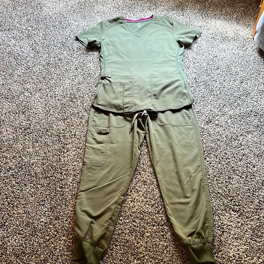 Scrub set